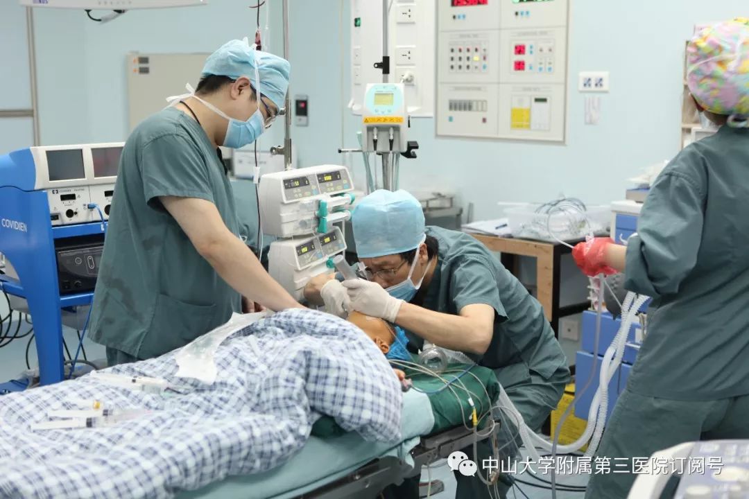 中大腫瘤醫(yī)院手術(shù)室隨拍：醫(yī)生抱著熟睡中的患兒。 (2).jpg