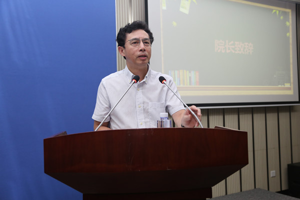 開(kāi)學(xué)典禮 鐘院長(zhǎng)_副本.jpg